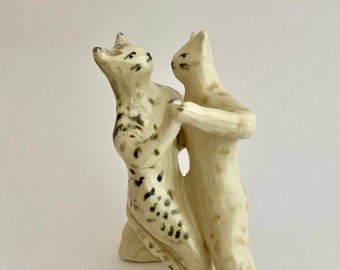 Ręcznie robiona ceramiczna para tańczących kotów: wyjątkowa ozdoba na tort weselny