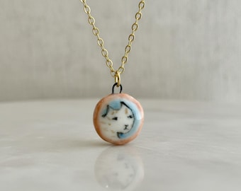 Collana con gatto in ceramica dipinta a mano: ciondolo in porcellana su girocollo in velluto
