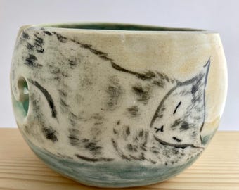 Cuenco de lana con gato durmiendo pintado: Cerámica hecha a mano para tejer