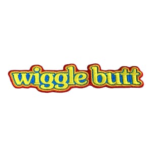 Puede incluir: Parche bordado con las palabras "wiggle butt" en amarillo, azul y rojo. El texto está en una fuente juguetona y de dibujos animados, con un borde rojo. El parche está probablemente diseñado para planchar o coser en ropa o accesorios.