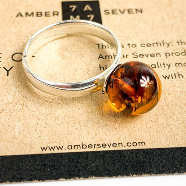 Bague en ambre premium par AMBER SEVEN | en argent avec pierre d'ambre de la Baltique véritable de 10 mm | Bague avec pierres précieuses | Bague boule de cristal | Pierres précieuses modernes