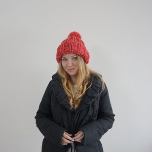 Bonnet en grosse maille pour femme, bonnet d'hiver, bonnet surdimensionné, bonnet en tricot avec pompon, bonnet géant, bonnet épais en tricot à la main, bonnet en laine, bonnet à pompon, bonnet épais image 3