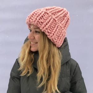Grobstrick-Mütze, Helsinki-Mütze, trendige Oversized-Strickmütze, Riesenstrickmütze, Wintermütze, Damen-Wollstrickmütze, Rosa Mütze, Mütze mit Bommel