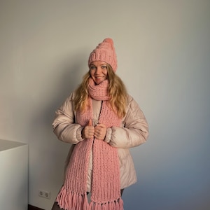 Extra long scarf with fringe, luxurious oversized chunky knit scarf, pink knit scarf with tassels, long cosy scarf for women, winter scarf