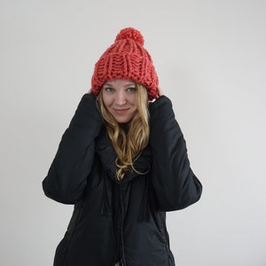 Bonnet en grosse maille pour femme, bonnet d'hiver, bonnet surdimensionné, bonnet en tricot avec pompon, bonnet géant, bonnet épais en tricot à la main, bonnet en laine, bonnet à pompon, bonnet épais image 2