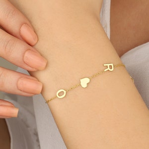 Bracciale con iniziale personalizzata: braccialetto con nome in oro 14 carati