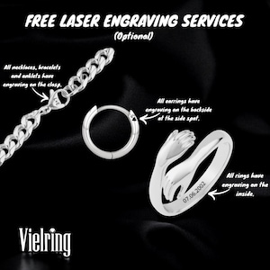 Peut inclure: Gravure laser gratuite offerte sur les colliers, bracelets, chevill&egrave;res, boucles d'oreilles et bagues. L'image montre un collier en cha&icirc;ne argent, une boucle d'oreille cr&eacute;ole argent et une bague argent avec une inscription qui dit "07.06.2002".