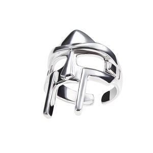 Peut inclure: Une bague en argent avec un design d&eacute;taill&eacute; d'un casque spartiate.
