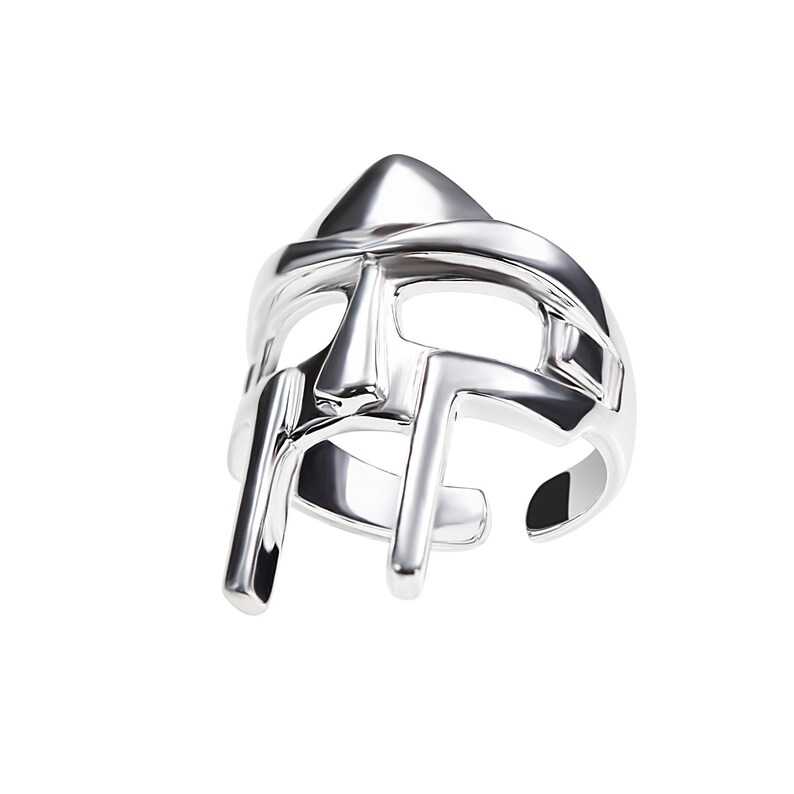 Peut inclure: Une bague en argent avec un design d&eacute;taill&eacute; d'un casque spartiate.