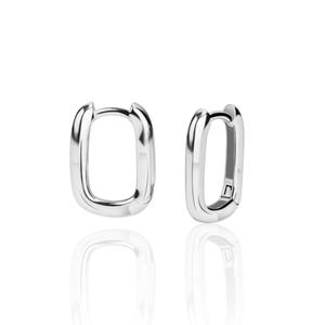 Könnte beinhalten: Ein Paar glänzende, silberfarbene, rechteckige Creolen. Die Ohrringe haben eine glatte, polierte Oberfläche und ein schlichtes, modernes Design. Die Ohrringe werden vor weißem Hintergrund gezeigt.