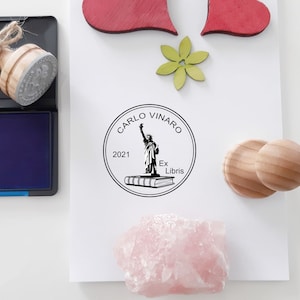 Ex Libris torre di francobolli con libro. Represendet con confezione regalo di carta