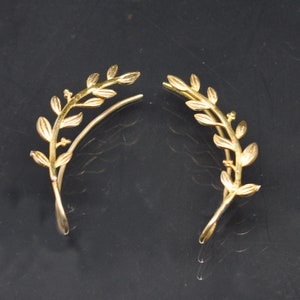 Or 18 carats rempli sur argent / boucles d'oreilles sur chenilles / boucles d'oreilles câlin d'oreille délicat / boucles d'oreilles de mariage de demoiselle d'honneur de bal grimpeur de branche d'olivier Yellow Gold + Silver