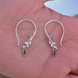 Örhängen i sterlingsilver för kvinnor, fina, nätt örhängen i olivblad, lätta örhängen med hängande droppformade örhängen, presenter till mamma