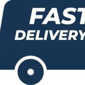 Pode incluir: Gr&aacute;fico de um caminh&atilde;o de entrega azul marinho com as palavras "FAST DELIVERY" em branco. O caminh&atilde;o tem duas rodas e uma cabine. O gr&aacute;fico tamb&eacute;m inclui linhas de velocidade.