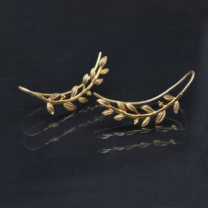 Or 18 carats rempli sur argent / boucles d'oreilles sur chenilles / boucles d'oreilles câlin d'oreille délicat / boucles d'oreilles de mariage de demoiselle d'honneur de bal grimpeur de branche d'olivier image 10