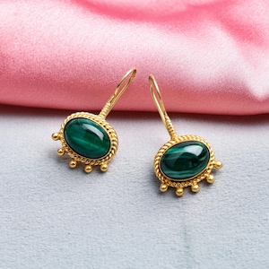 Pendientes colgantes únicos de malaquita verde bañados en oro en plata de ley, pendientes ovalados con piedras preciosas, joyas con piedras de nacimiento, regalo de cumpleaños para mujer.