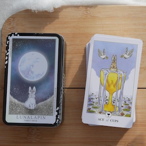 Jeu de Tarot Luna Lapin – Cartes Divinatoires Illustrées avec Lapins – Style Fantaisiste et Mignon