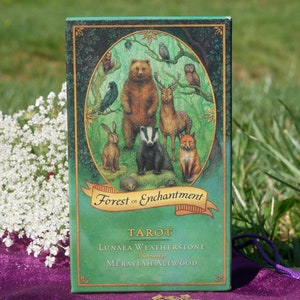 Baraja de Tarot Bosque del Encanto: 78 cartas de Lunaea Weatherstone, ilustraciones de Meraylah Allwood