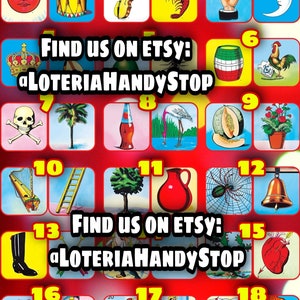 Op de afbeelding: Een kleurrijk Loteria-spelbord met 18 vakjes, elk met een ander beeld. De afbeeldingen omvatten een schedel met gekruiste beenderen, een haan, een ladder, een hart, een bel, een meloen, een gitaar, een roos, een kan, een garnaal, een maan, een trommel, een boom, een flamingo, een laars, een skelet, een vogel en een vis. Het bord is omgeven door een rode rand en de tekst "FIND US ON ETSY: @LOTERIAHANDYSTOP" staat twee keer op het bord.