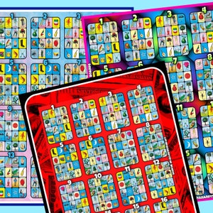 Puede incluir: Un juego de cuatro tableros de Loter&iacute;a con ilustraciones coloridas. Los tableros est&aacute;n numerados del 1 al 16 y presentan im&aacute;genes de s&iacute;mbolos tradicionales mexicanos, como un gallo, un gato y una calavera. Los tableros est&aacute;n impresos en un fondo rojo, azul y rosa.