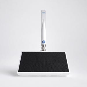 Può includere: Una base rettangolare bianca con una superficie superiore in rete nera e un'antenna bianca verticale fissata al centro. L'antenna presenta un logo circolare blu con le lettere PRL e il testo MiniTech stampato in blu vicino alla parte superiore.