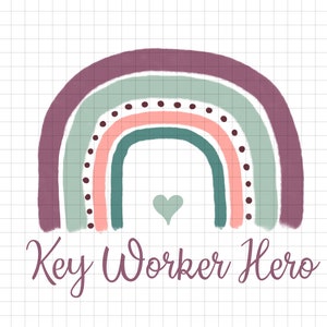 Può includere: Un arcobaleno con strisce viola, verdi e rosa, con un piccolo cuore al centro. L'arcobaleno è su uno sfondo bianco con un motivo a griglia. Il testo "Key Worker Hero" è scritto sotto l'arcobaleno.