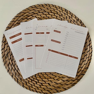 Könnte beinhalten: Vier druckbare Planerseiten in einem braunen und weißen Farbschema. Die Seiten beinhalten Abschnitte für "Aufgaben", "Gruppenprojekt", "Ziele" und "Studienplaner".