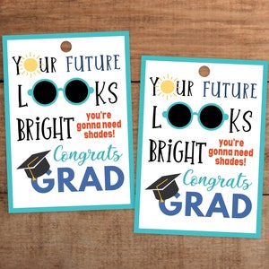 Étiquette-cadeau de remise des diplômes à imprimer Votre avenir s'annonce radieux, vous allez avoir besoin de nuances de soleil Félicitations Diplômé de la maternelle École secondaire Collège