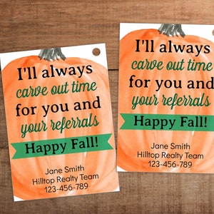 Puede incluir: Dos tarjetas rectangulares con un diseño de calabaza en acuarela. Las tarjetas tienen el texto "I'll always carve out time for you and your referrals Happy Fall!" e información de contacto.