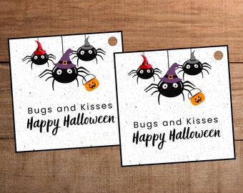Pode incluir: Duas etiquetas de presente quadradas brancas com textura salpicada, cada uma com três aranhas pretas usando chapéus de bruxa. Uma aranha segura um balde de abóbora laranja. O texto diz Bugs and Kisses e Happy Halloween em fonte preta.
