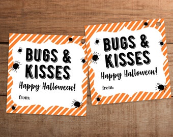 Pode incluir: Duas etiquetas de presente quadradas de papel com listras diagonais laranja e brancas nas bordas. O centro é branco com texto preto lendo BUGS & KISSES Happy Halloween! from: e pequenas ilustrações de aranhas pretas espalhadas.