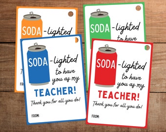 Op de afbeelding: Vier rechthoekige cadeaulabels met afgeronde hoeken en een gaatje aan de bovenkant. Elk label bevat een illustratie van een frisdrankblikje en de tekst: SODA-lighted to have you as my TEACHER! Thank you for all you do! FROM: De labels zijn oranje, groen, blauw en rood.