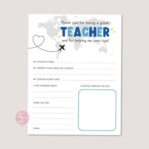 Könnte beinhalten: Eine weiße Ausfüllkarte für einen Lehrer. Die Karte zeigt eine Weltkarte, ein gepunktetes Herz und eine kleine Flugzeuggrafik. Der Text lautet: "Vielen Dank, dass Sie ein großartiger LEHRER sind und mir helfen, hoch hinauszufliegen!"