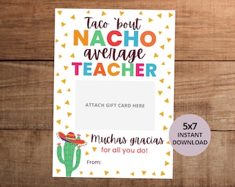 Op de afbeelding: Een witte rechthoekige kaart met de tekst Taco 'bout NACHO average TEACHER, een grijs vak met het label ATTACH GIFT CARD HERE, een groene cactus met een kleurrijke sombrero en de tekst Muchas gracias for all you do! From: met gele driehoeken.