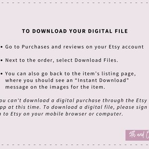 以下が含まれることがあります： Etsyからデジタルファイルをダウンロードする方法を説明した、白い背景に黒いテキスト。テキストには、Etsyのウェブサイトとモバイルアプリからファイルをダウンロードする方法が記載されています。テキストには、「5th and Company」という名前がピンクのフォントで表示されています。