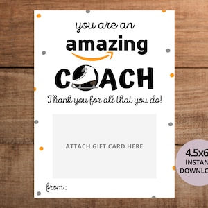 以下が含まれることがあります： 白い背景に黒い文字で「You are an amazing COACH. Thank you for all that you do!」と書かれた、印刷可能なギフトカードホルダー。黒と白のスケートのイラストが描かれています。「from:」という文字がカードの下部に書かれています。「ATTACH GIFT CARD HERE」という文字がカードの中央に書かれています。「4.5x6" INSTANT DOWNLOAD」という文字がカードの右下隅の円の中に書かれています。