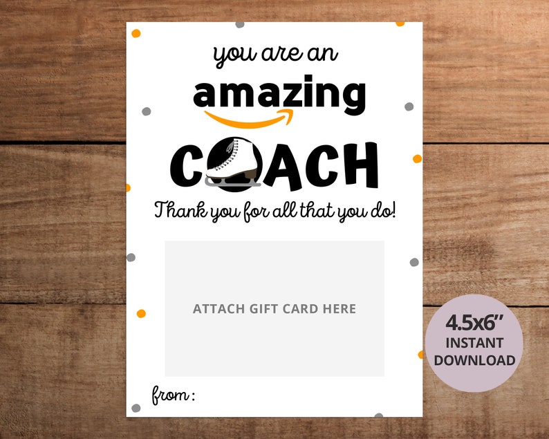 以下が含まれることがあります： 白い背景に黒い文字で「You are an amazing COACH. Thank you for all that you do!」と書かれた、印刷可能なギフトカードホルダー。黒と白のスケートのイラストが描かれています。「from:」という文字がカードの下部に書かれています。「ATTACH GIFT CARD HERE」という文字がカードの中央に書かれています。「4.5x6" INSTANT DOWNLOAD」という文字がカードの右下隅の円の中に書かれています。