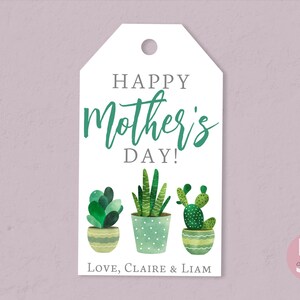 Puede incluir: Etiqueta de regalo blanca con suculentas de acuarela verde en macetas. La etiqueta dice "&iexcl;Feliz D&iacute;a de la Madre! Con amor, Claire y Liam".
