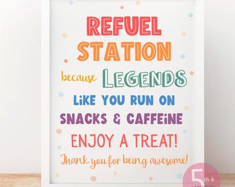 Afdrukbare poster met poster in de ruimte van het poster van het personeelspersoneel Afdrukbaar tankstation