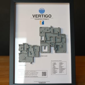 Pode incluir: Obra de arte emoldurada com um mapa 3D cinza do n&iacute;vel Vertigo de Counter-Strike 2. A obra inclui o logotipo do jogo, o layout do n&iacute;vel e as chamadas. A moldura &eacute; preta.
