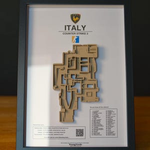 Pode incluir: Obra de arte emoldurada com um mapa 3D do n&iacute;vel "Italy" do Counter-Strike 2. O mapa &eacute; bege e est&aacute; sobre um fundo branco. A moldura &eacute; preta. O texto inclui "ITALY" e "COUNTER STRIKE 2".