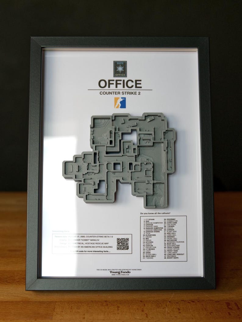 Pode incluir: Modelo 3D cinza emoldurado do mapa "Office" do Counter-Strike 2. O mapa &eacute; um relevo detalhado e texturizado, montado em um fundo branco dentro de uma moldura preta. A moldura inclui o logotipo do jogo e os nomes das &aacute;reas do mapa.