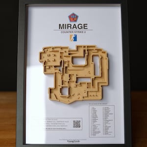 Pode incluir: Obra de arte emoldurada com um mapa tridimensional detalhado do n&iacute;vel Mirage do Counter-Strike 2. O mapa &eacute; castanho claro e est&aacute; sobre um fundo branco. A moldura &eacute; preta e a obra inclui texto e um c&oacute;digo QR.