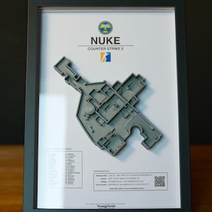 Pode incluir: Impress&atilde;o emoldurada do mapa "NUKE" do Counter-Strike 2. O mapa &eacute; um modelo cinza renderizado em 3D. A impress&atilde;o inclui o logotipo do jogo, texto e fatos interessantes. A moldura &eacute; preta.