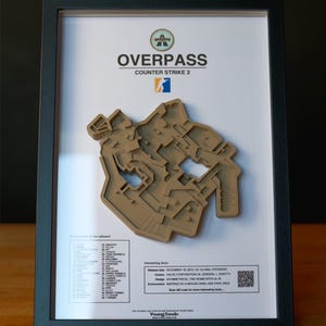 Pode incluir: Modelo 3D emoldurado do mapa Overpass do Counter-Strike 2. O mapa &eacute; de cor bege e &eacute; montado em um fundo branco. A moldura &eacute; preta. O texto inclui "OVERPASS" e "COUNTER STRIKE 2".