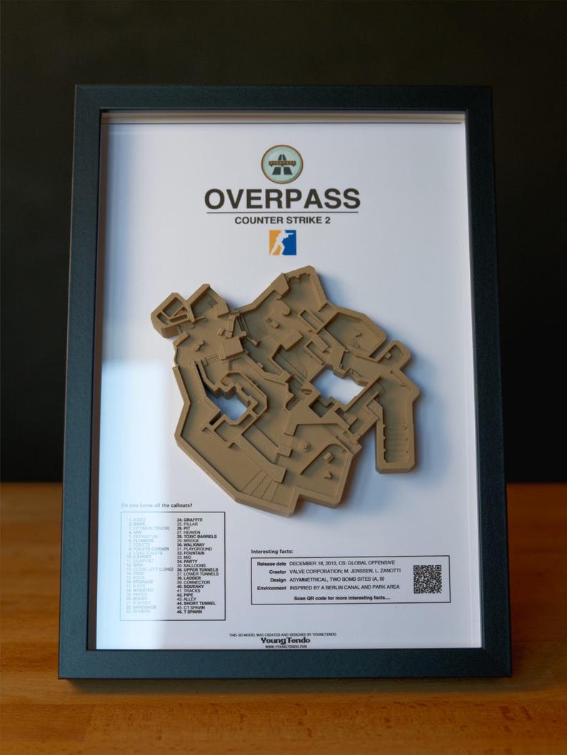 Pode incluir: Modelo 3D emoldurado do mapa Overpass do Counter-Strike 2. O mapa &eacute; de cor bege e &eacute; montado em um fundo branco. A moldura &eacute; preta. O texto inclui "OVERPASS" e "COUNTER STRIKE 2".