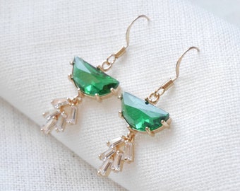 Art deco earrings | Emerald green dangle earrings in 1920s style | Beautiful vintage jewelry | Elegant bridal bridesmaid wedding accessories