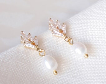 Art deco earrings | Dainty pearl drop earrings | Vintage 1920s style wedding jewelry | Champagne baroque white freshwater pearl droplets