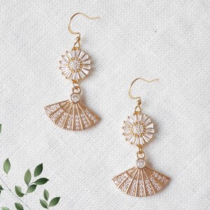 Gänseblümchen Fächer Ohrringe | CZ Tropfen Ohrringe | Femininer floraler Brautschmuck | Elegante Statement Ohrringe | Nettes romantisches Geschenk für sie