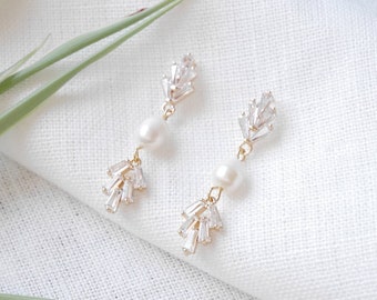 Art deco pearl earrings | Vintage style wedding jewelry | Freshwater pearl dangle earrings | Minimalist 1920s zircon gold earrings for her